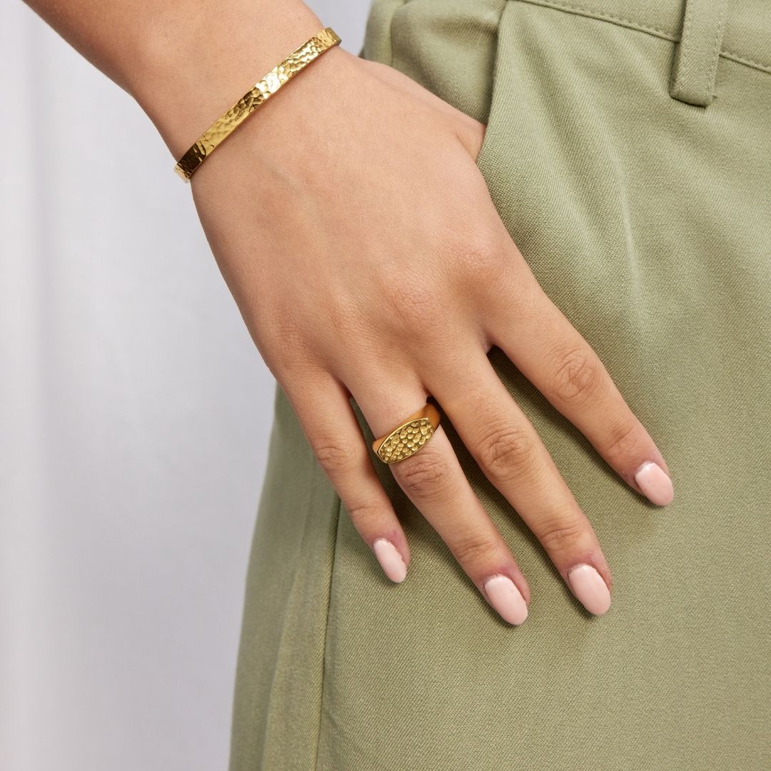 Hamret Oval Signet Ring 18K Guldbelagt