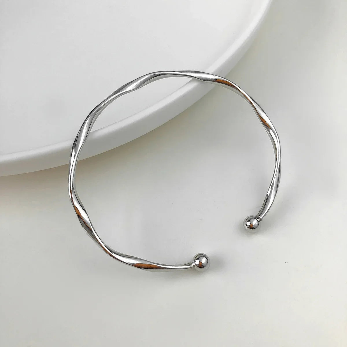 Elara - Elegant Twist Armbånd