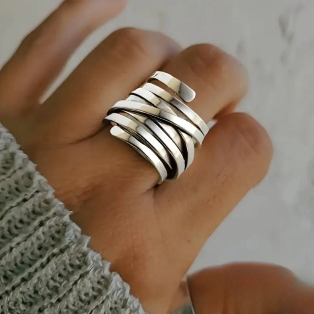 Kraftig sølvring med vintage lagdesign