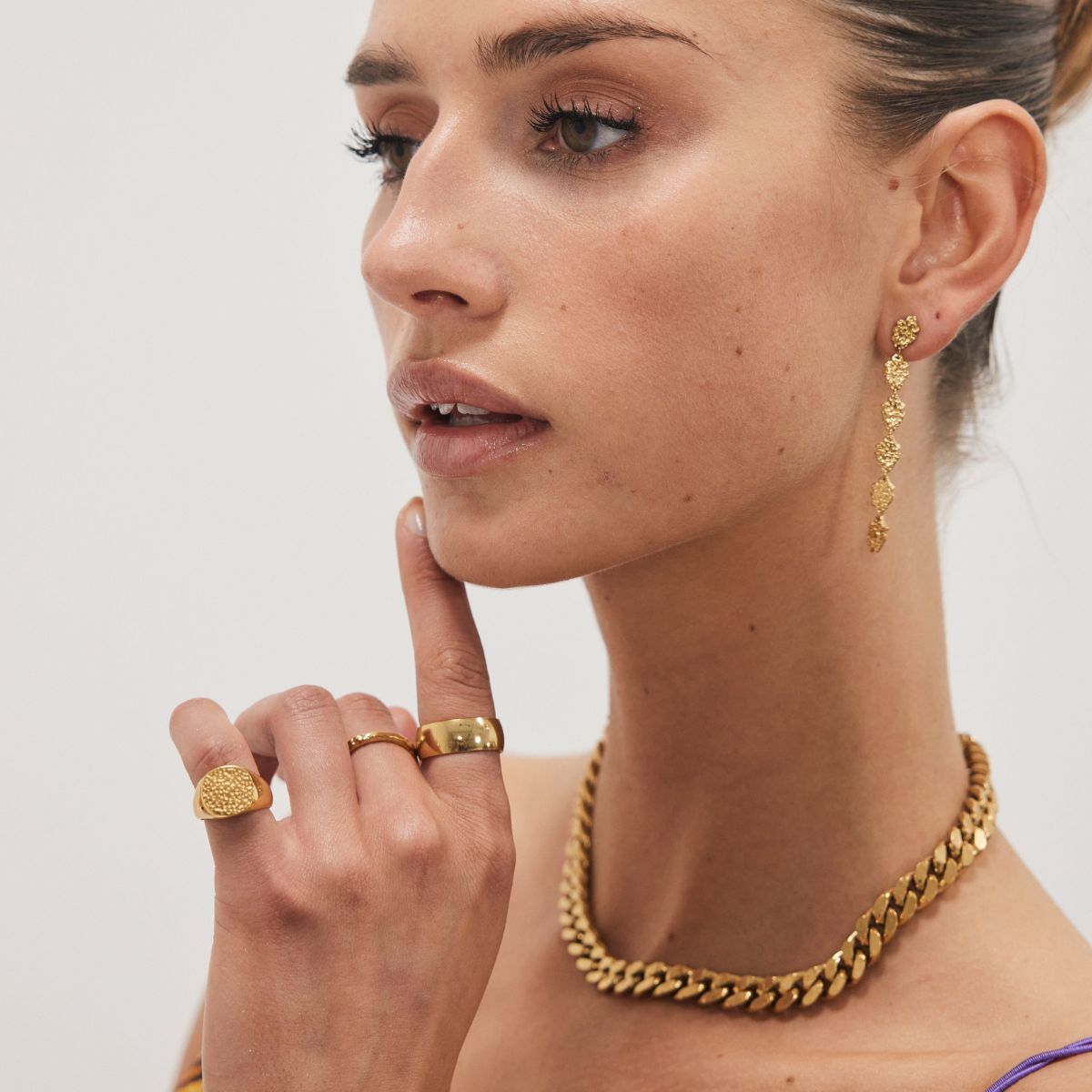 Hamret Rund Signet Ring 18k Guldbelagt