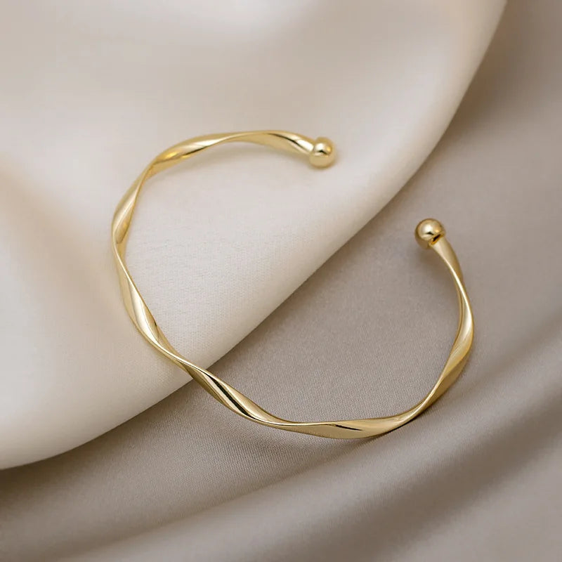 Elara - Elegant Twist Armbånd