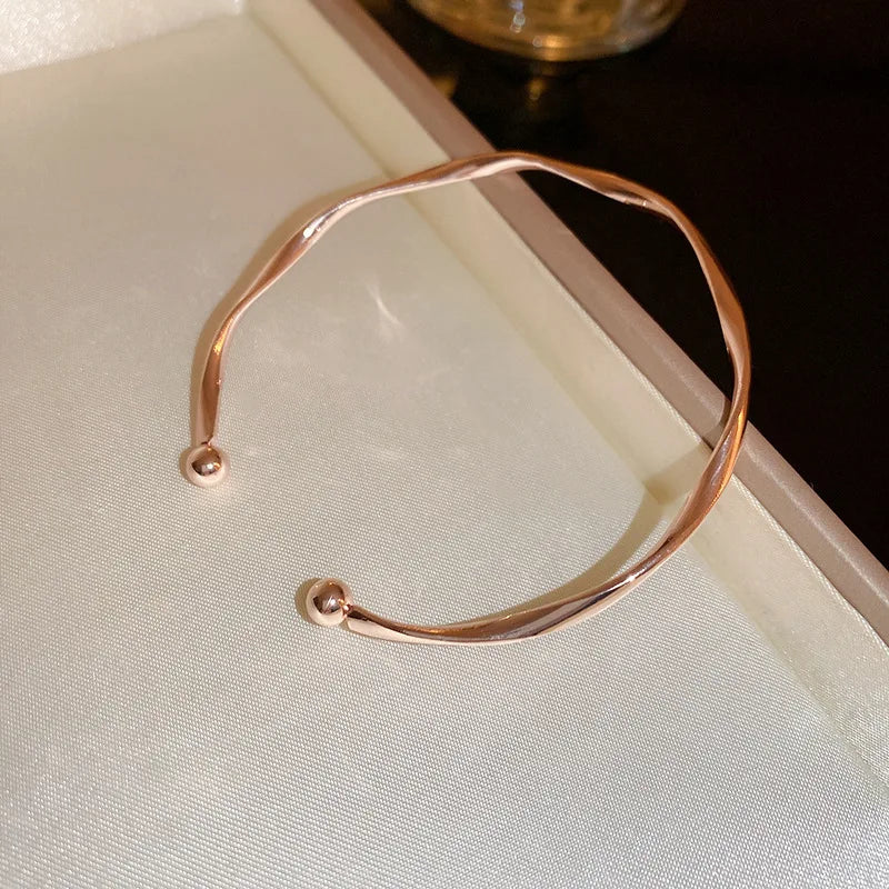 Elara - Elegant Twist Armbånd