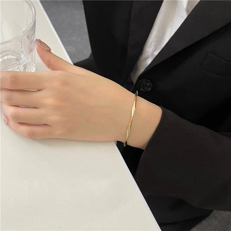 Elara - Elegant Twist Armbånd
