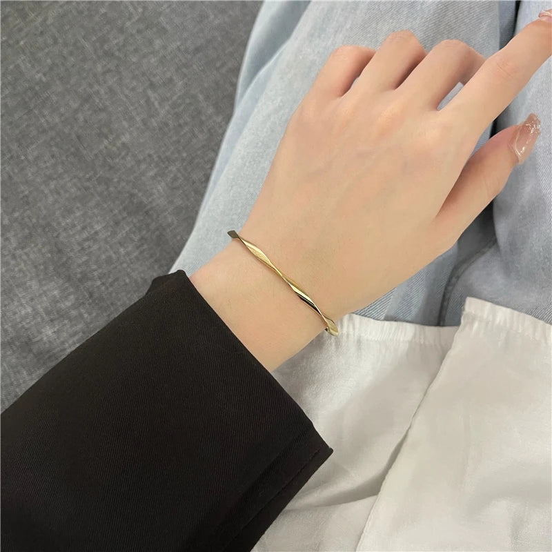 Elara - Elegant Twist Armbånd